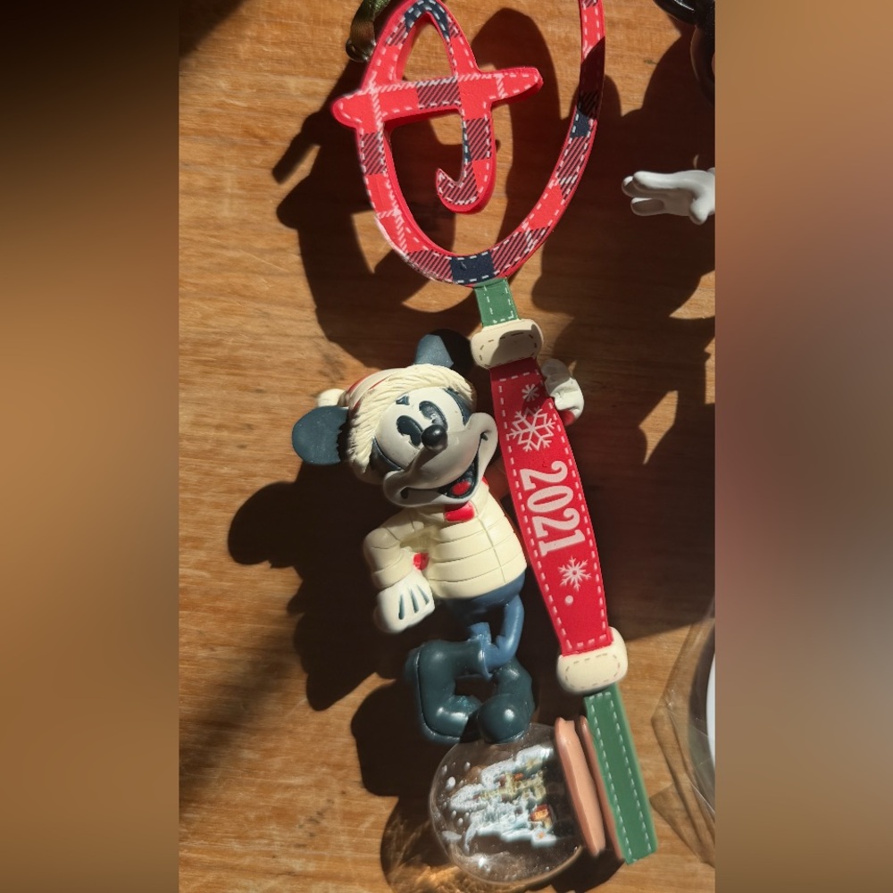 2021 Disney mickey mouse official Christmas key ornament